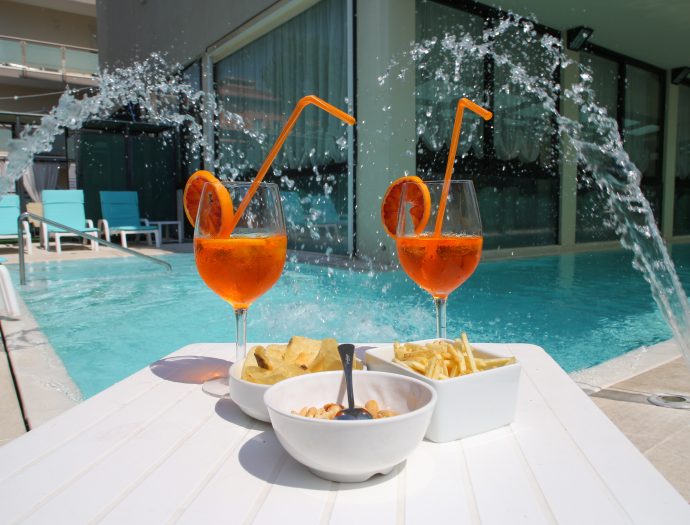 Ponte del 2 giugno: pensione completa + Beach Village + piscina
